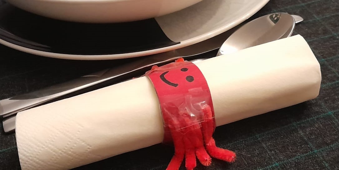 DIY Spinnen-Serviettenring für Halloween basteln