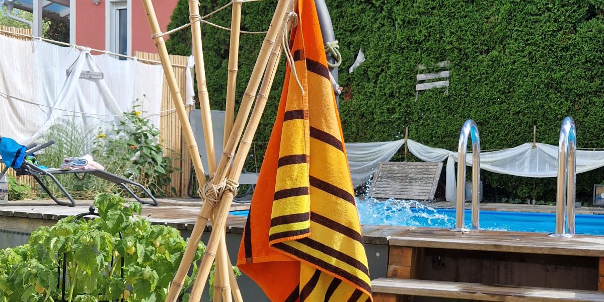 DIY Strandtuch-Ständer aus Bambusstangen – Boho-Style für den Pool