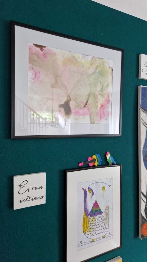Unsere Gallery-Wall im Esszimmer . anregend und bunt.