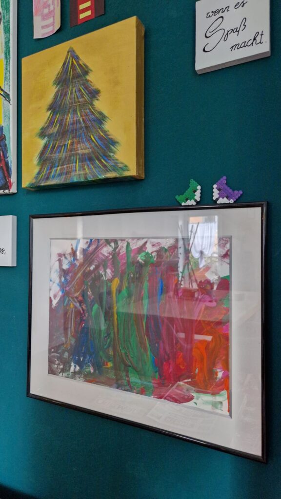 Unsere Gallery-Wall im Esszimmer . anregend und bunt.
