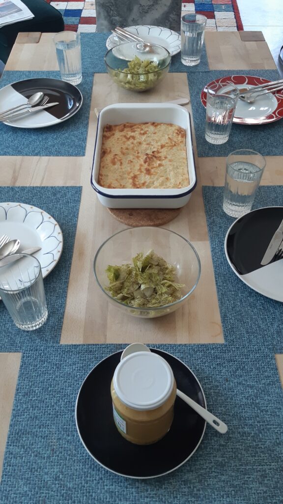 gemeinsames Mittagessen im Home-Schooling-Office-Kindergardening