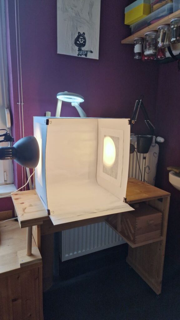 Die DIY Fotobox (Lichtbox) aufgebaut und mit drei Lampen ausgeleuchtet.