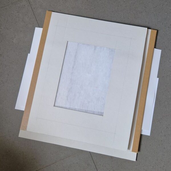 Die DIY Fotobox (Lichtbox) kann flach zusammengelegt und leicht im Schrank verstaut werden.