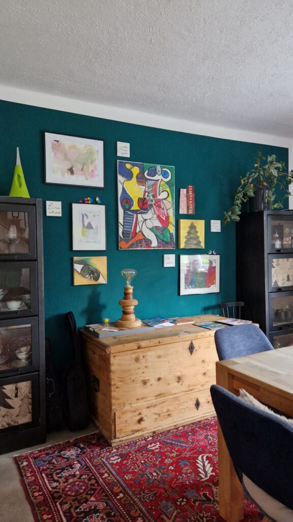 Unsere Gallery-Wall im Esszimmer . anregend und bunt.