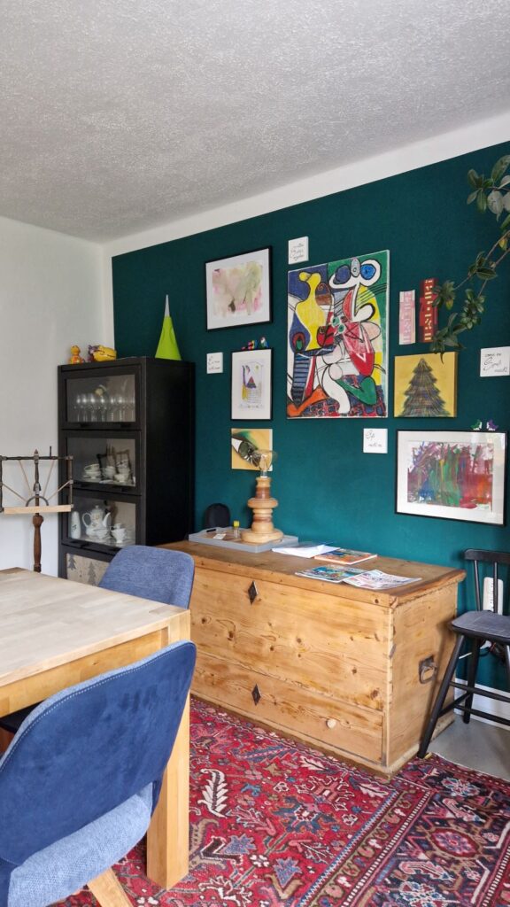 Unsere Gallery-Wall im Esszimmer . anregend und bunt.