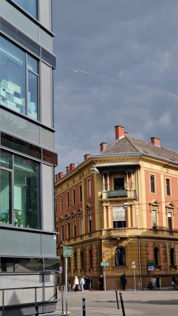 Sonnenfelsplatz, Graz, Österreich - neue und alte Architektur bei der Karl Franzens Universität Graz.