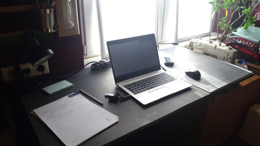 Schreibtisch mit Laptop für das Homeoffice
