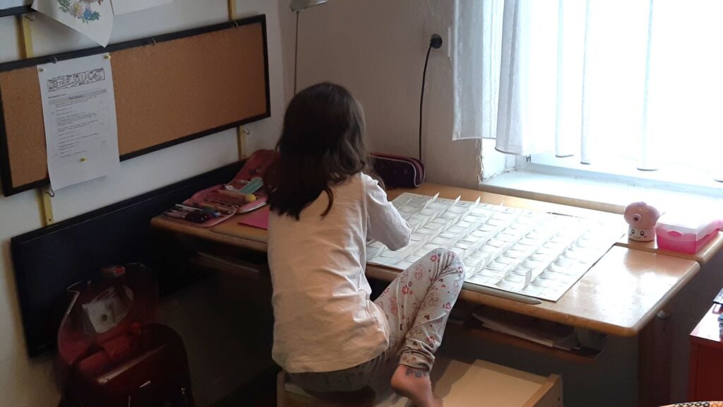 Grundschulkind beim Lernen der Malreihen im Homeschooling