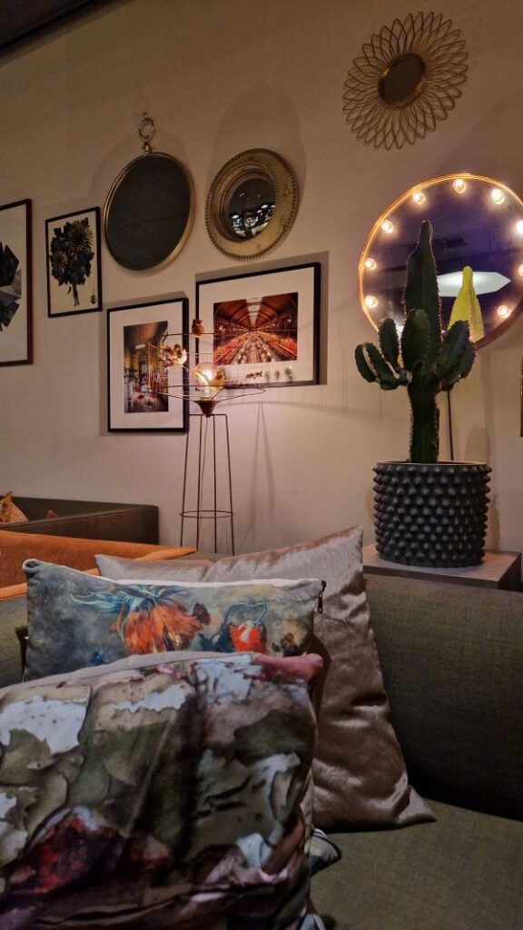 Hotel Lobby des Quality Hotel Winn in Haninge, Schweden mit tollen Sitzmöglichkeiten und einer durch Licht und Wanddekoration sehr gemütlichen Stimmung.