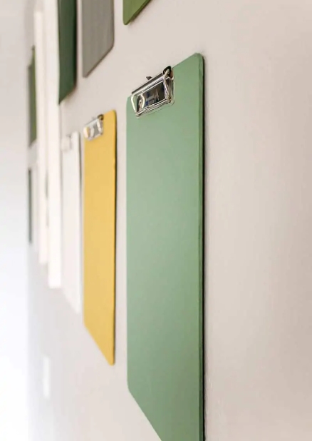 Kalenderwand mit 12 an der Wand befestigten Klemmbrettern