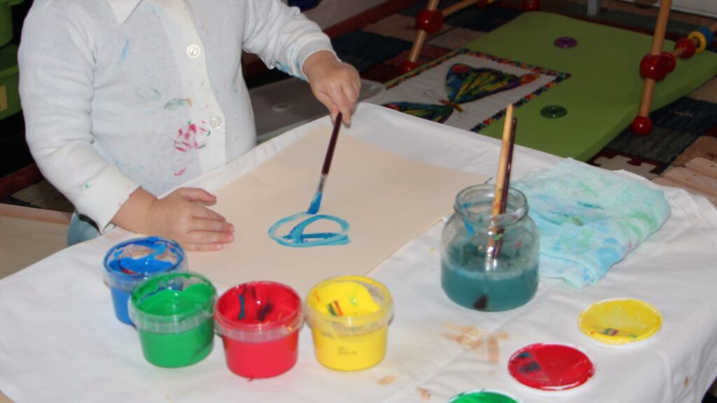 Mit Pinsel und Farbe die eigene Phantasie auf Papier festhalten. Eine Aktivität für die meine Kinder fast immer zu begeistern waren/sind.