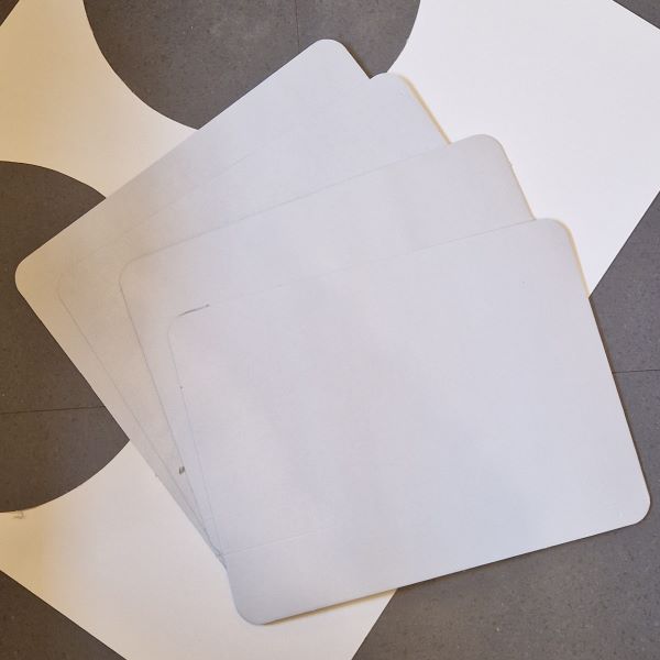 Alter Karton von einer Möbelverpackung und der Rest eines Modellbaukartons sind das Basismaterial für die faltbare DIY Fotobox (Lichtbox).