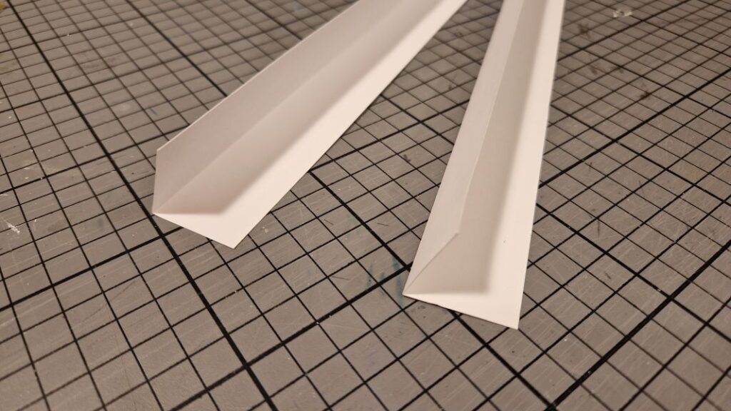 Gefaltete Papierwinkel aus stärkerem Papier sind stabil genug um den Deckel und Boden mit den Seitenwänden zu verbinden.