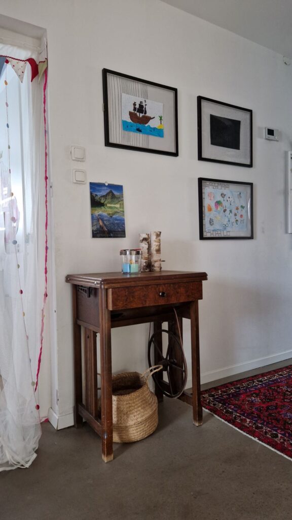 In den DIY Wechselbilderrahmen für Kinderkunst finden immer wieder neue Werke ihren temporären Platz. In unserem Vorzimmer erfreuen wir uns so über die Kunstwerke unserer Mädels.