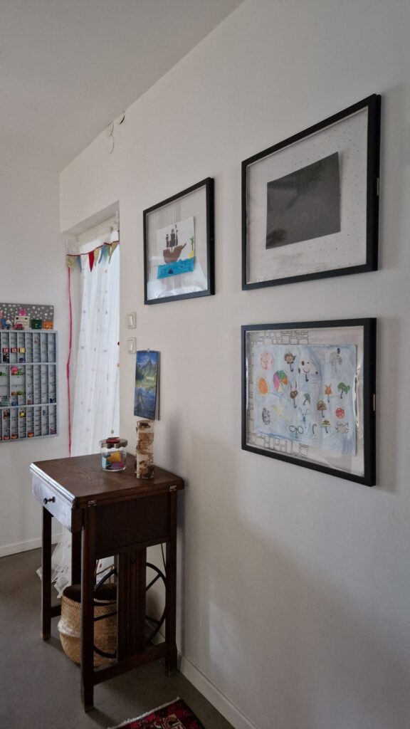 In den DIY Wechselbilderrahmen für Kinderkunst finden immer wieder neue Werke ihren temporären Platz. In unserem Vorzimmer erfreuen wir uns so über die Kunstwerke unserer Mädels.