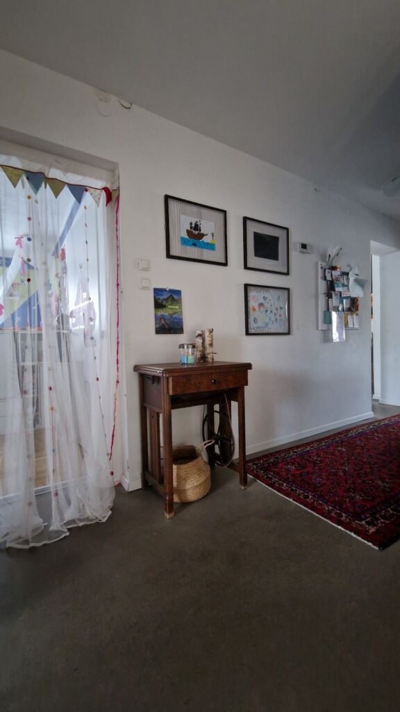 In den DIY Wechselbilderrahmen für Kinderkunst finden immer wieder neue Werke ihren temporären Platz. In unserem Vorzimmer erfreuen wir uns so über die Kunstwerke unserer Mädels.