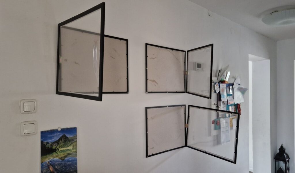 Die DIY Wechselrahmen für Kinderkunst hängen an der Wand und sind zum Befüllen bereit.